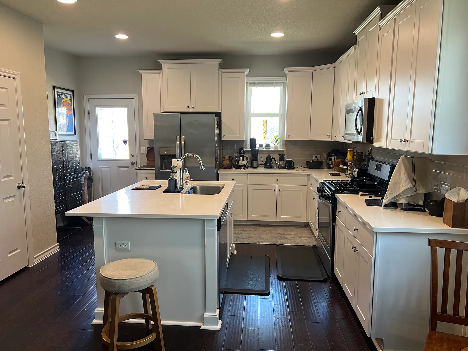 4 bed, 2.5 bath, 2400 sqft, $2,599 — Photo 2