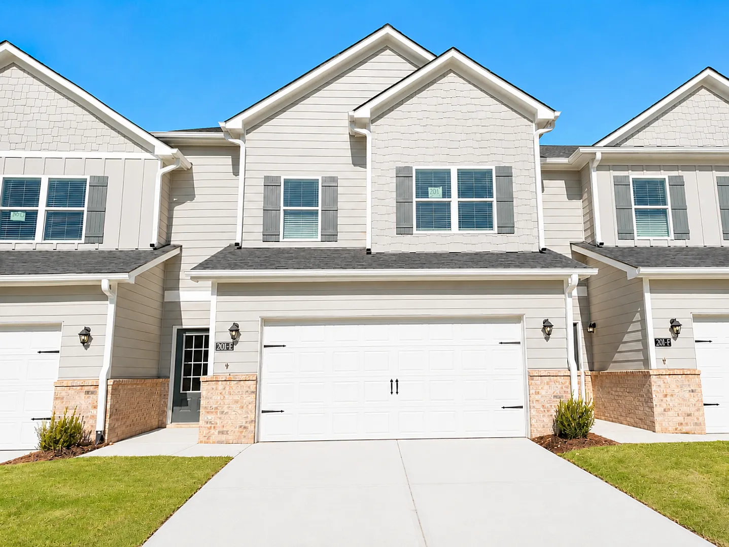 Discover modern living in the heart of Cornelia! — Photo 1