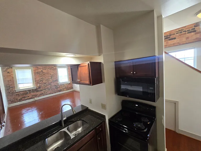 1901 E Franklin St — Photo 13