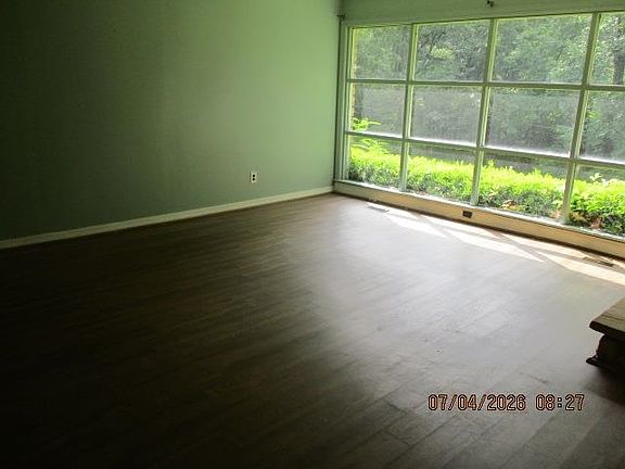 5th image of 1400 Valley Rd