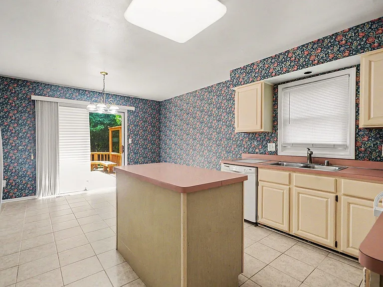 456 Essex Dr — Photo 11