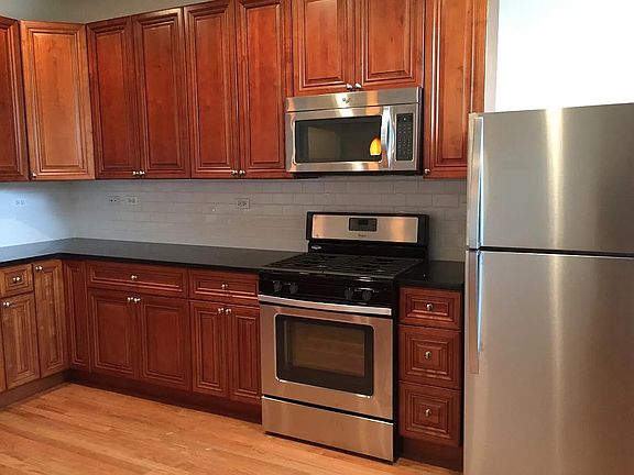 3rd image of 1421 W Rosemont Ave #1E
