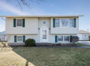 1625 Hillcrest St, Ely, IA 52227