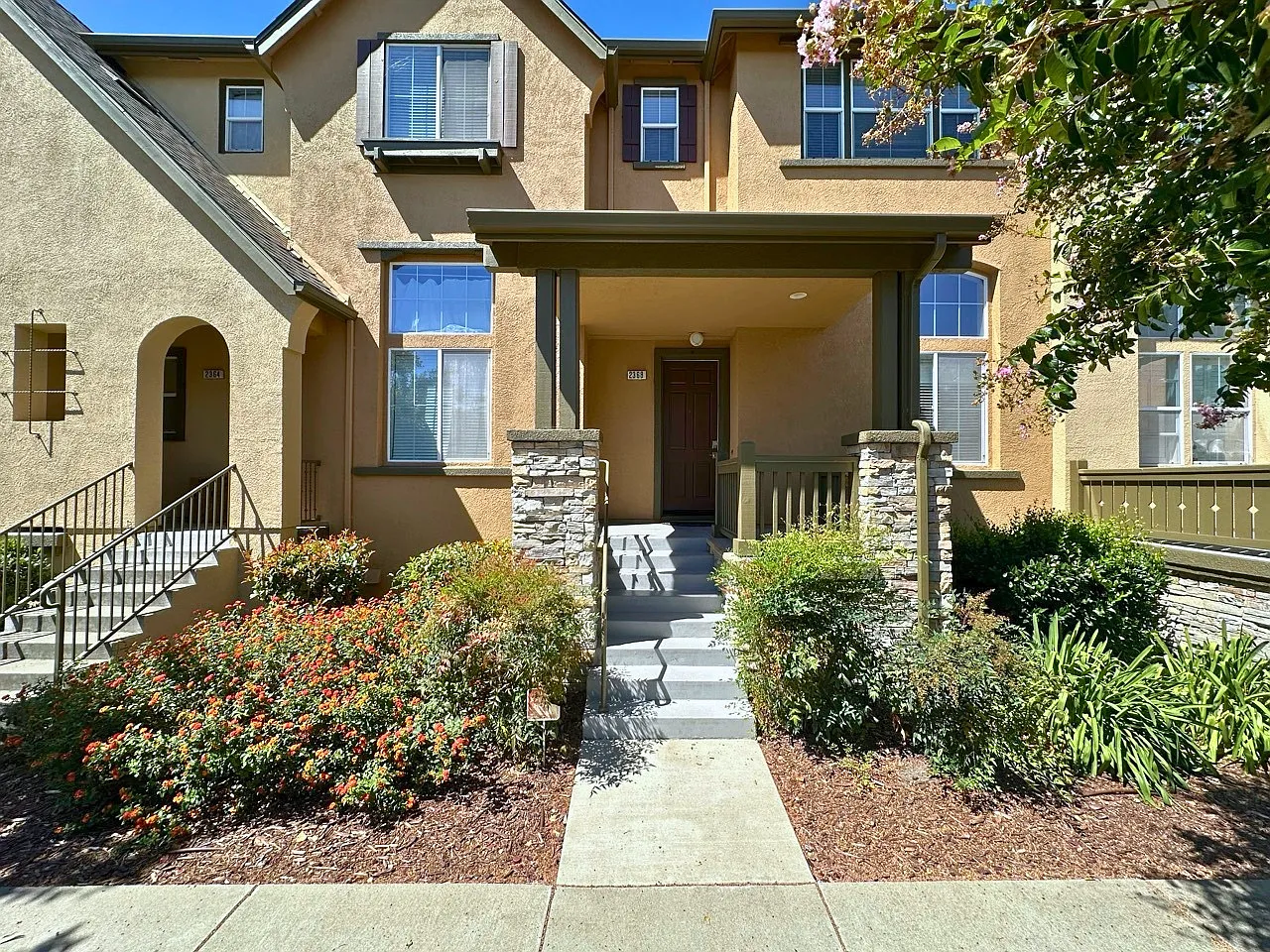 3 bed, 2.5 bath, 1979 sqft, $3,950 — Photo 1