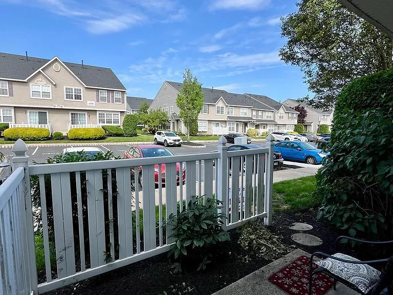 4201 Grenwich Ln — Photo 13
