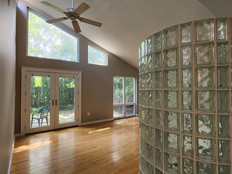 2207 Fordham Dr — Photo 32