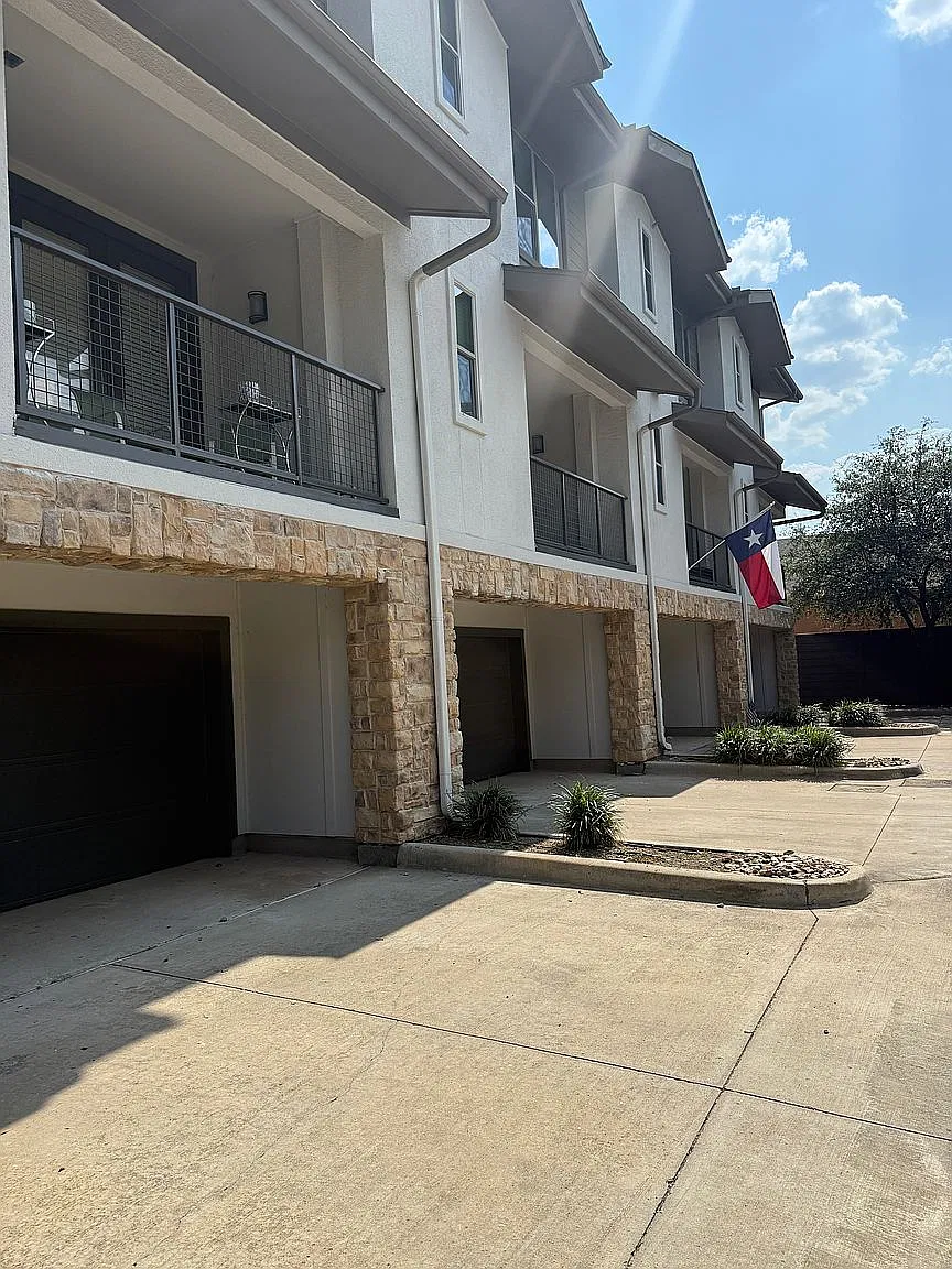 2 bed, 2.5 bath, 1300 sqft, $2,450 — Photo 2