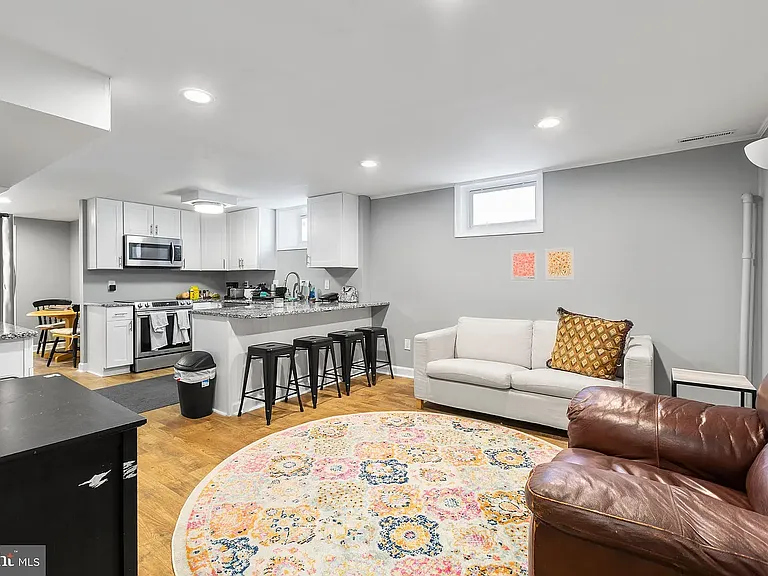 1321 Rowe St #B — Photo 16