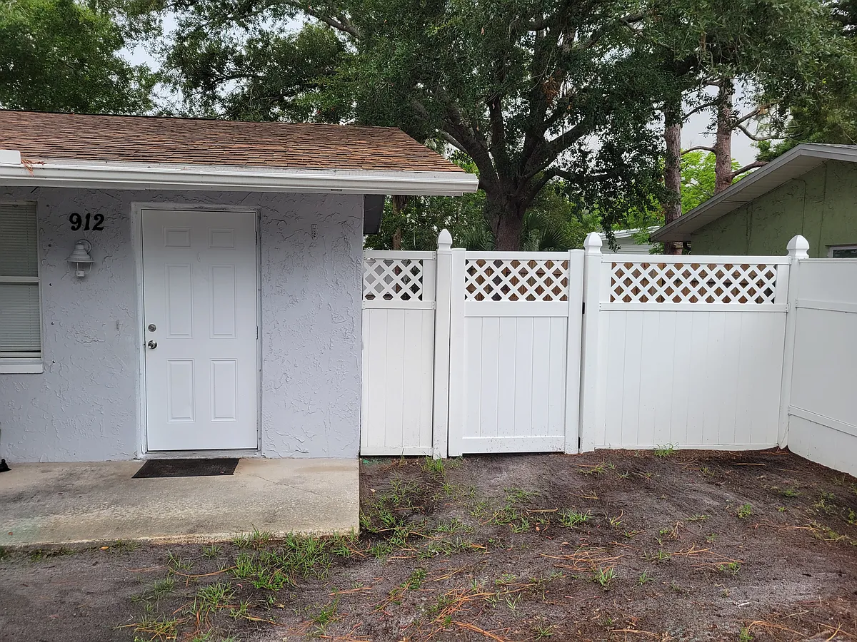 Building Photo - 912 Lake Palms Dr