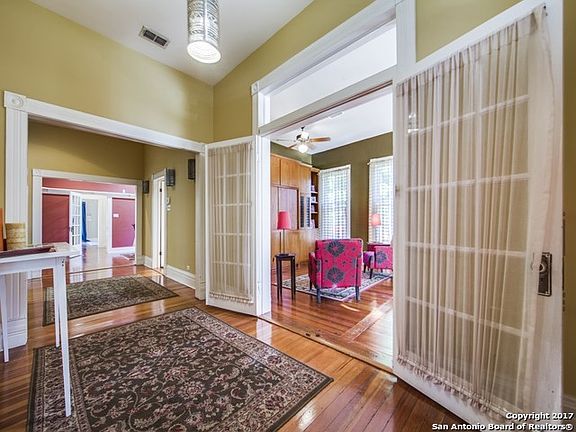 4th image of 625 E Guenther St