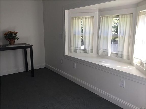 Family or breakfast room off kitchen