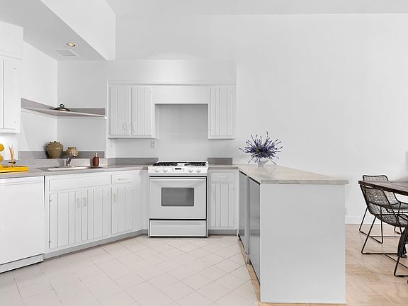 5th image of 529 W 42nd St APT 6G
