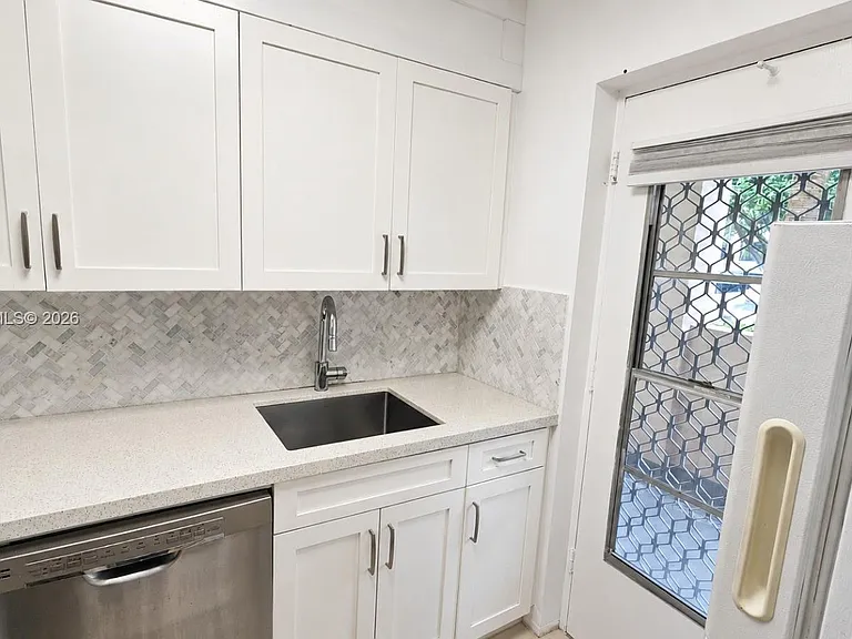 220 Kings Point Dr #105 — Photo 10