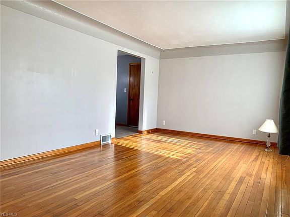 4th image of 146 Centervale Ave