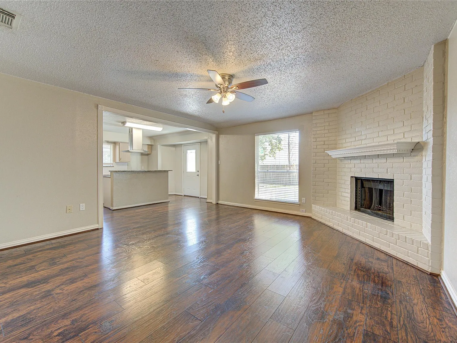 4 bed, 2.0 bath, 1520 sqft, $1,900 — Photo 2