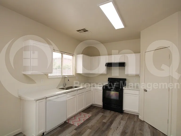 615 E Cody Dr — Photo 3