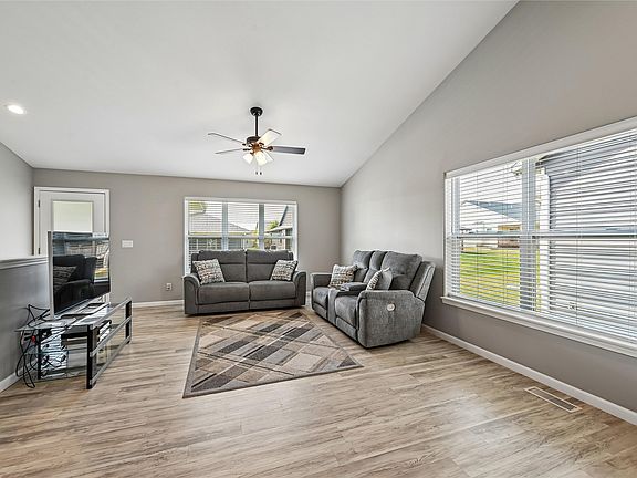 4th image of 1395 Applewood Dr