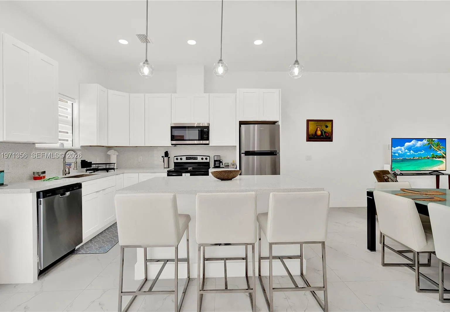 3 bed, 2.0 bath, 1200 sqft, $2,400 — Photo 3