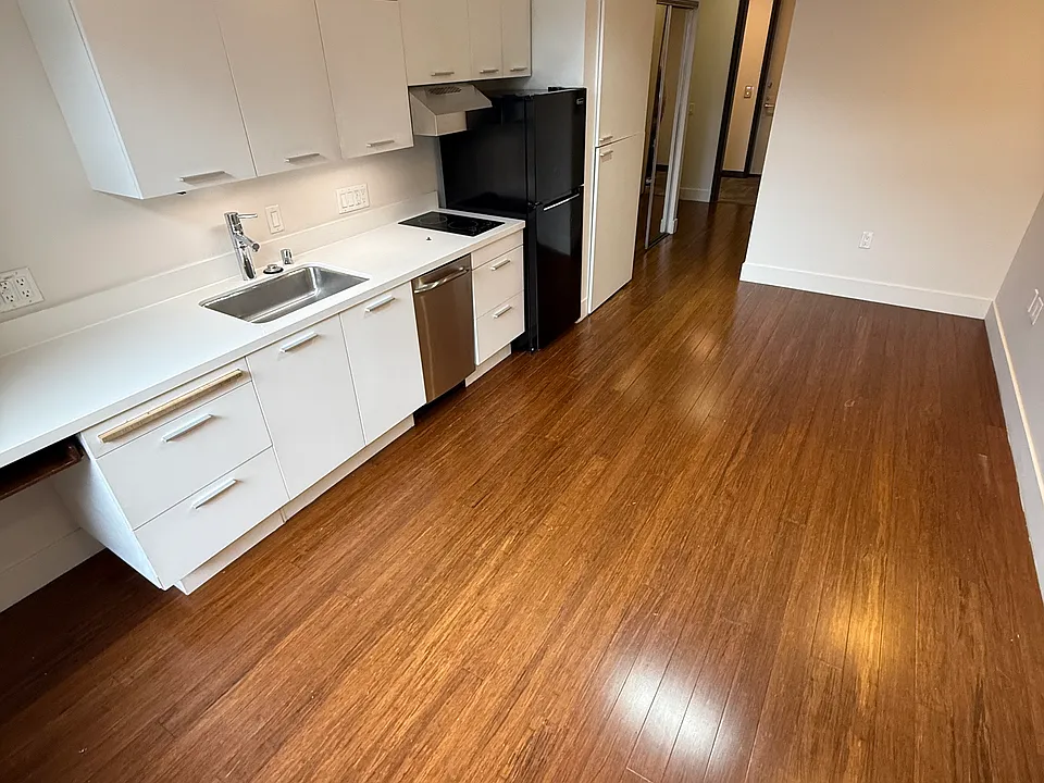 38 Harriet St #205