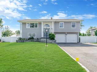 18 Lehigh Dr, Smithtown, NY 11787