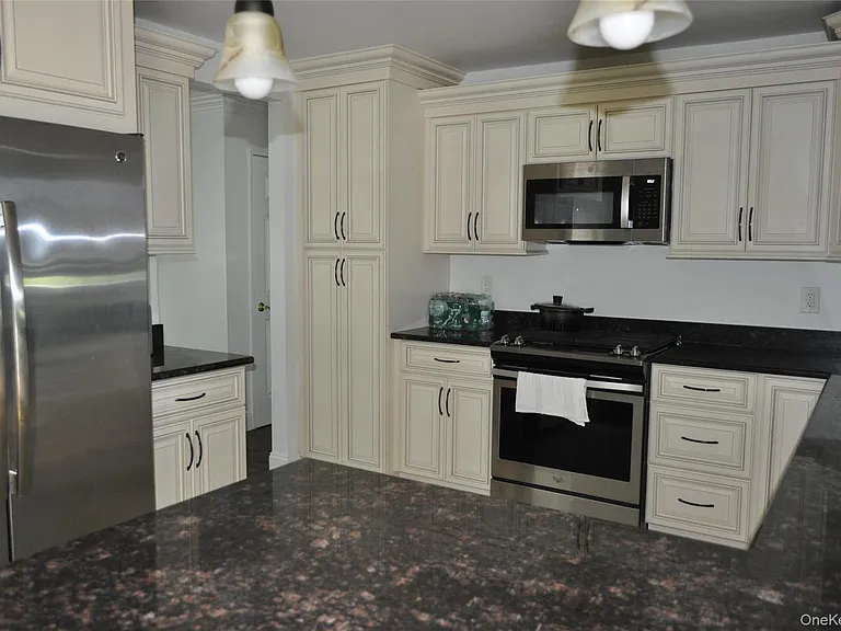 17 Circle Dr E — Photo 5