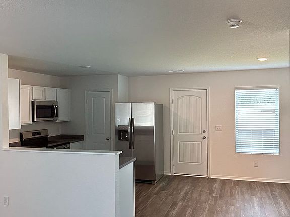 5th image of 25 Foster Louis Ln