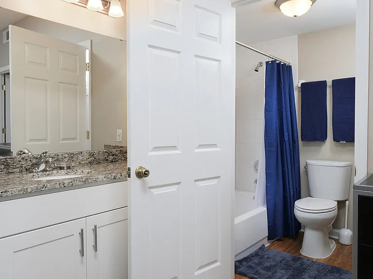 Lake Crossing Apartments — Photo 23