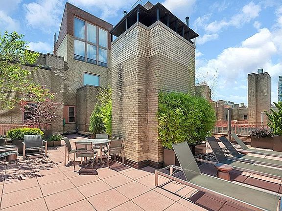 5th image of 235 E 22nd St APT 2T