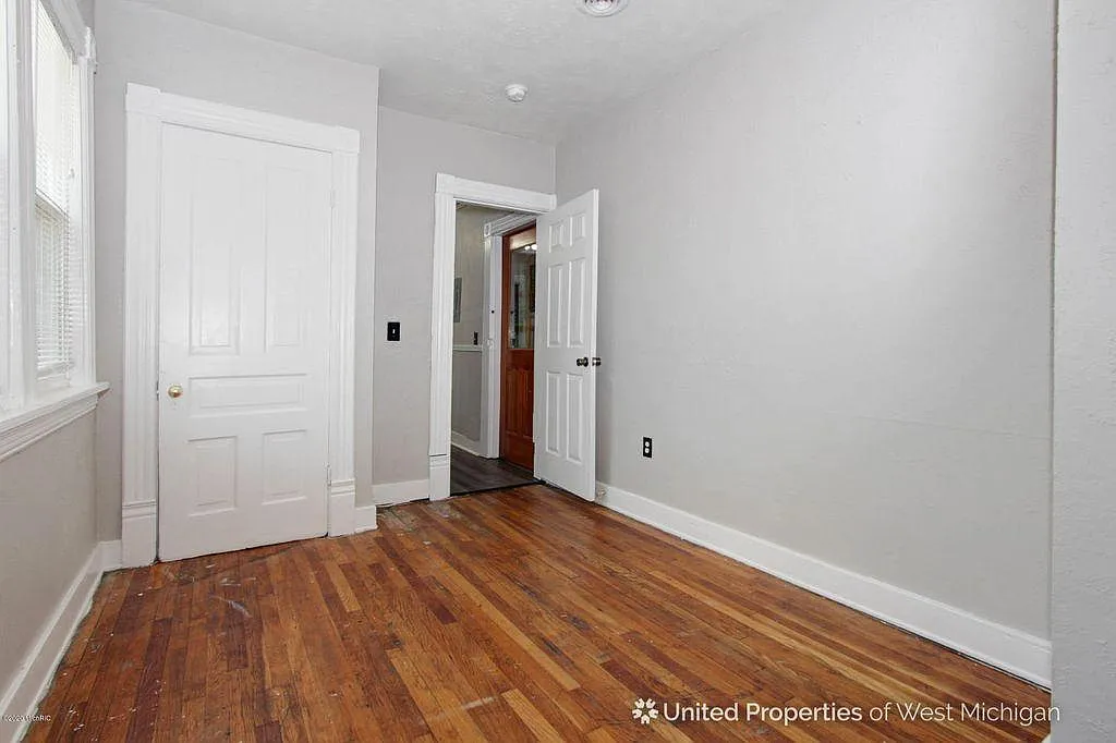 1136 Madison Ave SE — Photo 3