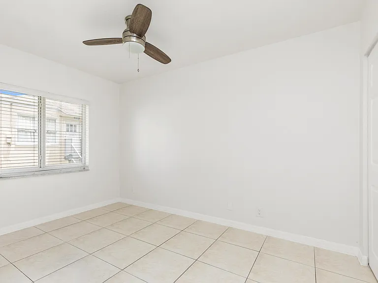 24 SW 6th St #2 — Photo 19
