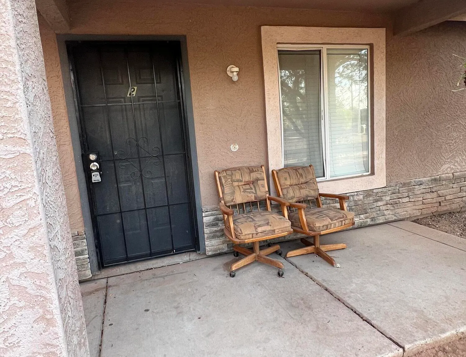 3 bed, 2.0 bath, 1008 sqft, $1,400 — Photo 1