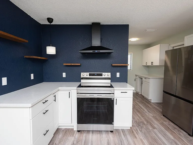 347 S Lakeside Dr — Photo 4