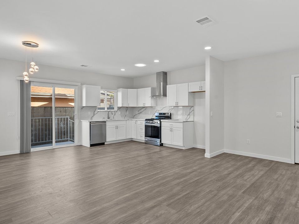 1st image of 558 Palm Dr