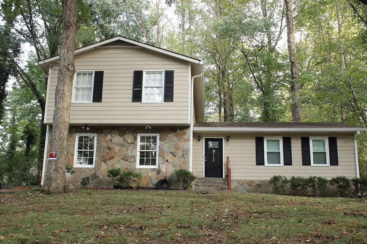 3 bed, 2.0 bath, 1676 sqft, $2,100 — Photo 1