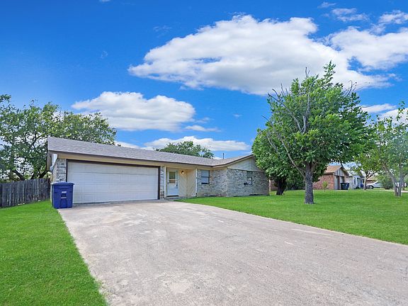 2nd image of 1415 Janet Ln