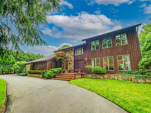 4 Candlelight Court, Smithtown, NY 11787