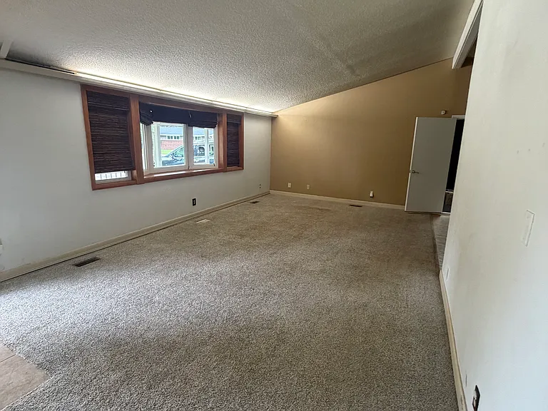 3301 Canterbury Dr — Photo 2