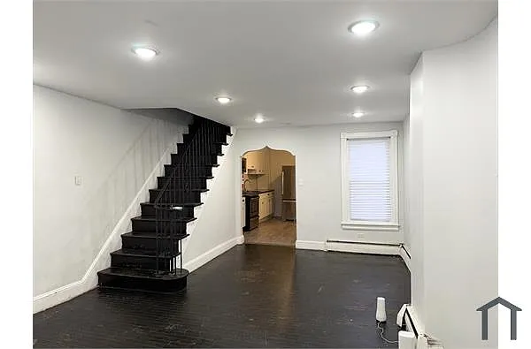 Building Photo - 402 Valley Rd