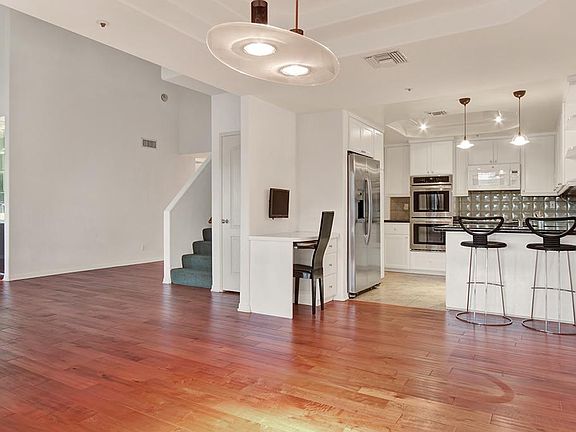 3rd image of 5224 Zelzah Ave Unit 301