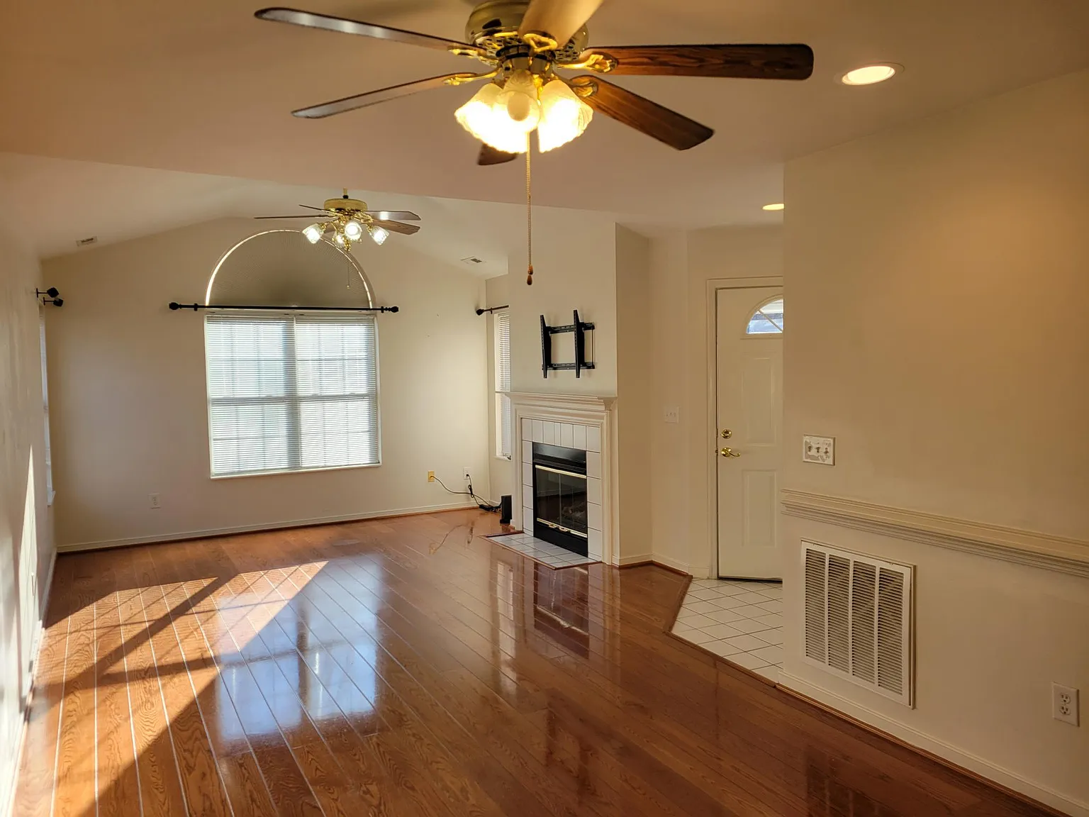 3 bed, 1725 sqft, $2,250 — Photo 2