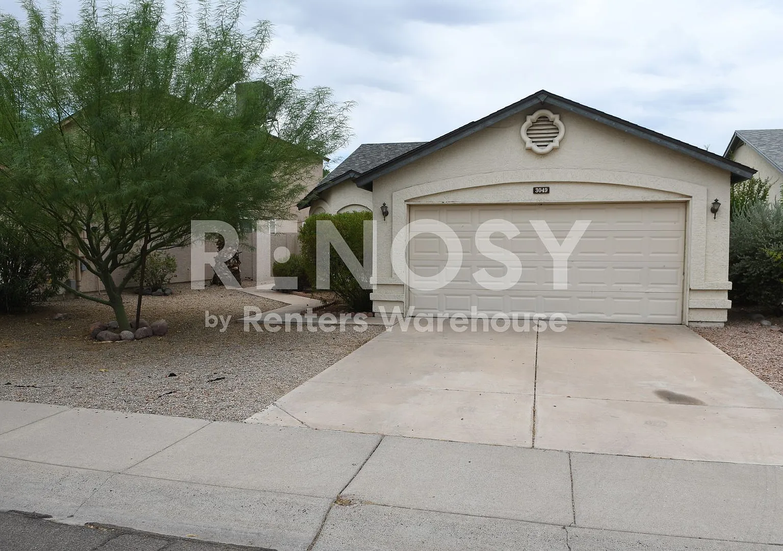 Ideal 3 Br 2 Ba 2 Car Garage Home Near the 51 and Union Hills in Phoenix — Photo 1