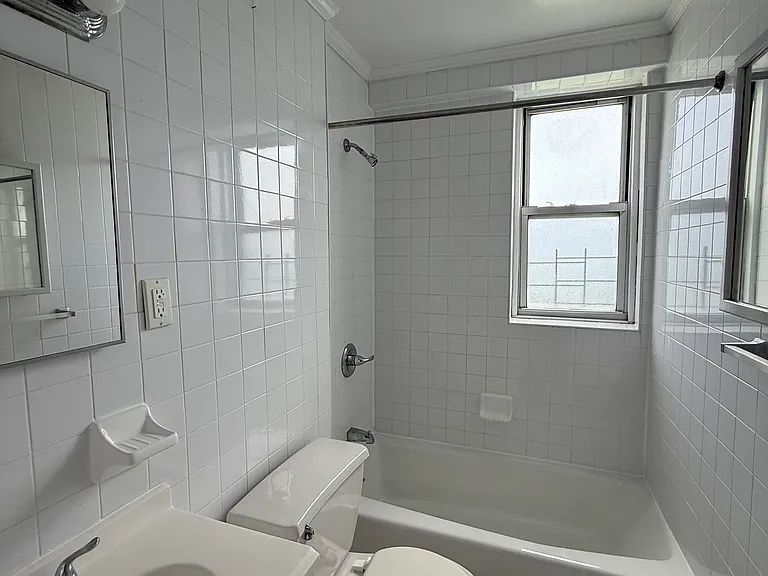 700 Victory Blvd #18 — Photo 4