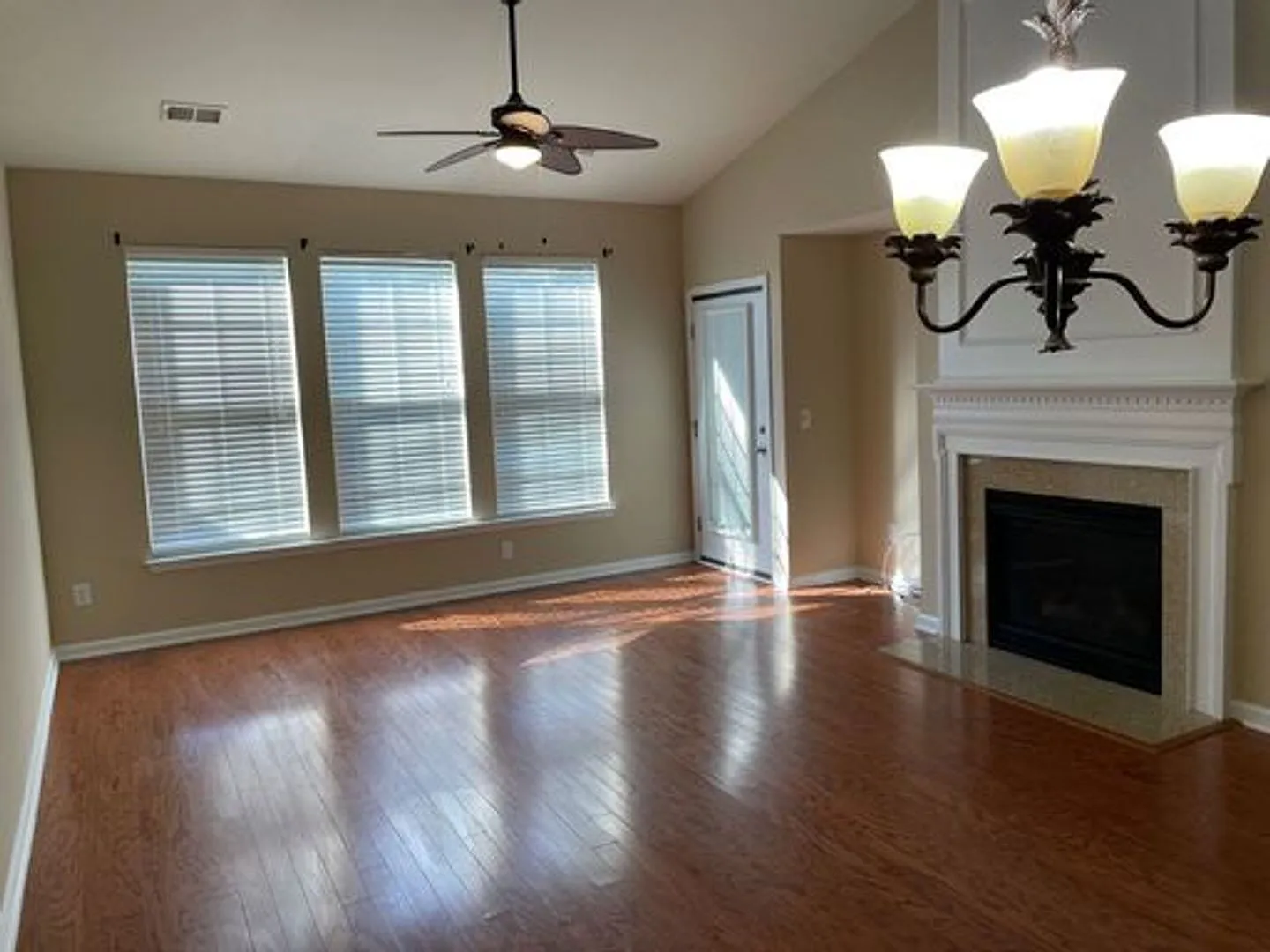 Very nice 4 bedroom/3 bath condo in Tuscany with fireplace, enclosed patio, 1 car garage — Photo 1