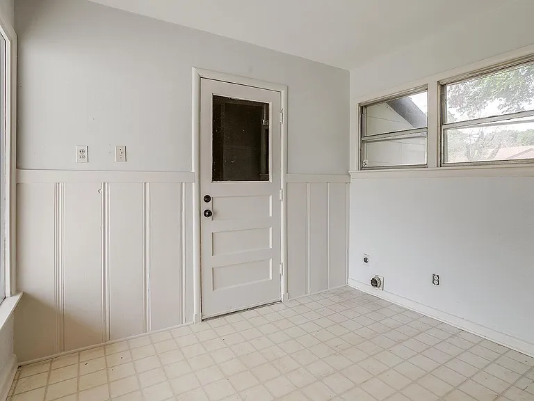 3557 Suffolk Dr — Photo 10