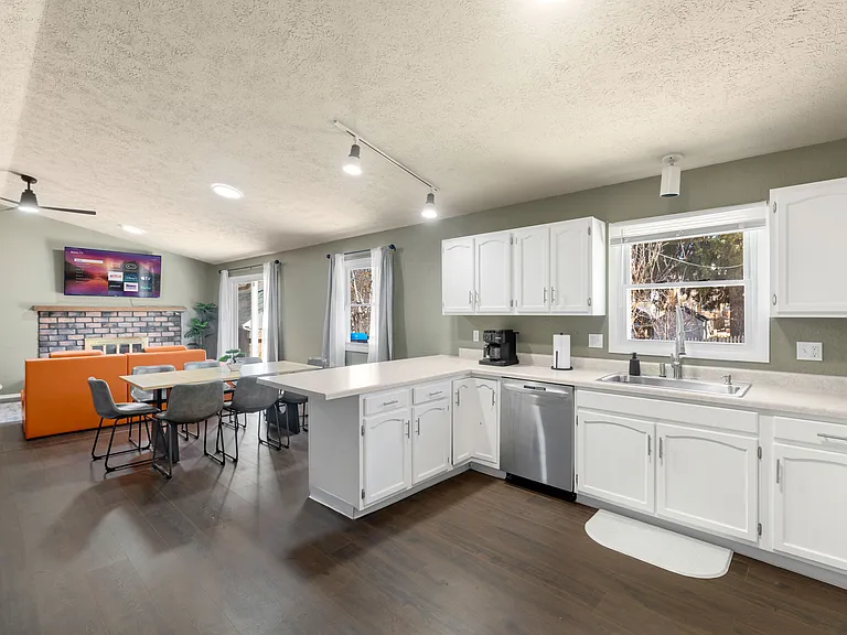 625 Robert Ave — Photo 1