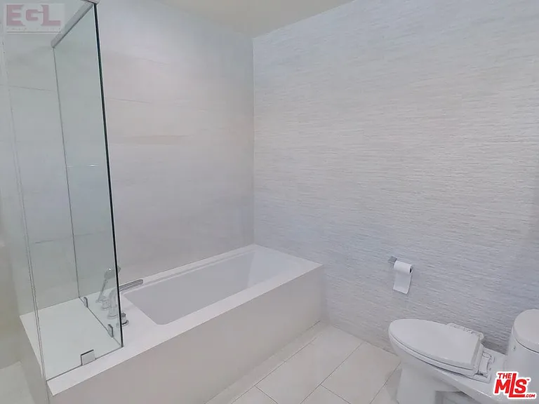 10749 Wellworth Ave — Photo 15