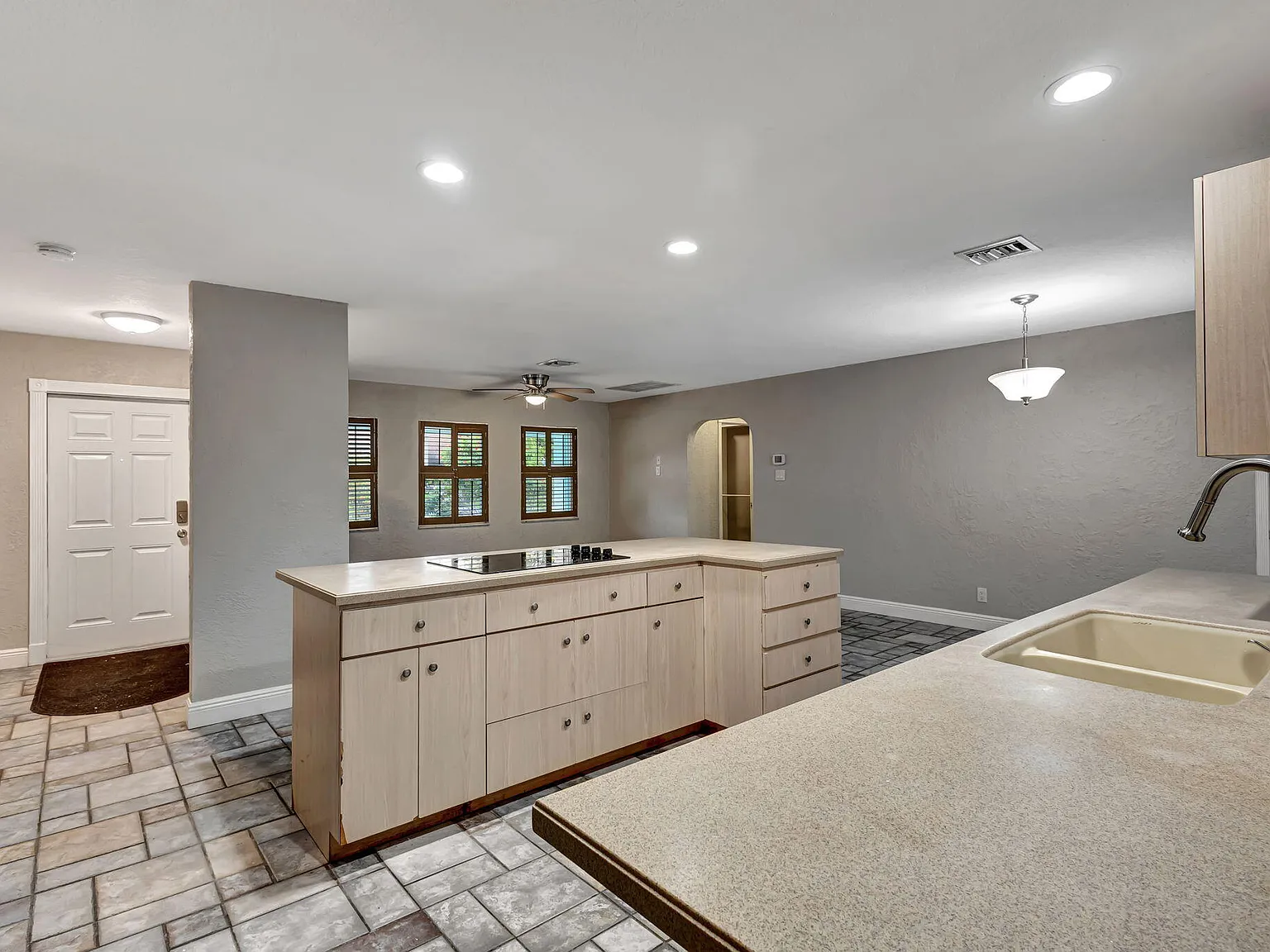 3 bed, 2.0 bath, 1908 sqft, $5,000 — Photo 4