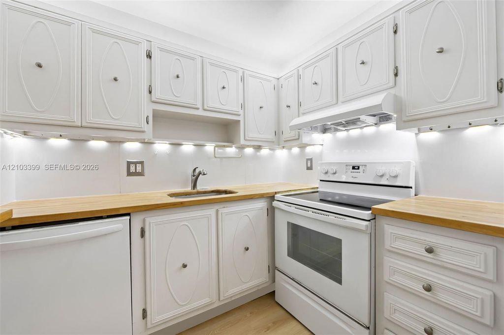 253 S Cypress Rd APT 211, photo 7