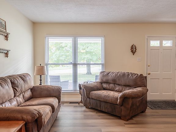 2nd image of 106 W Hill Valley Dr