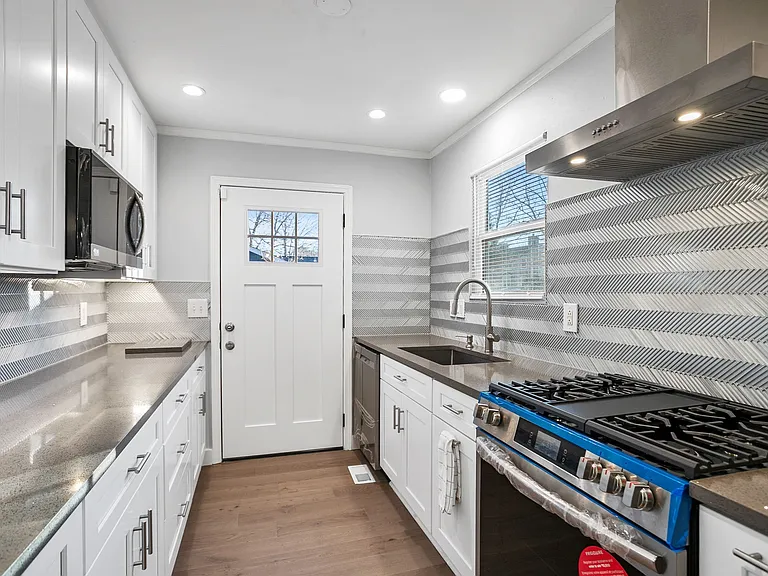 127 Marona St NE — Photo 8